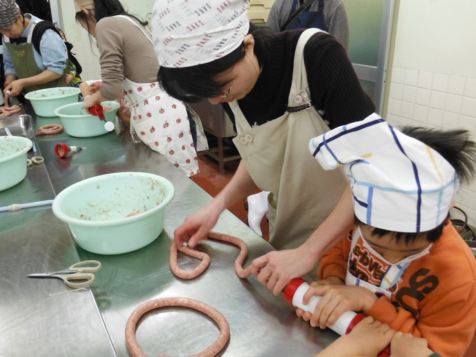 写真：ソーセージ作りの様子