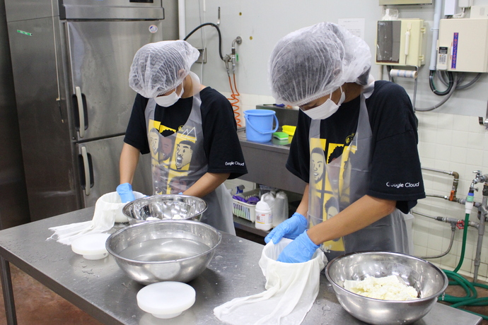 画像：チーズ作り体験の様子