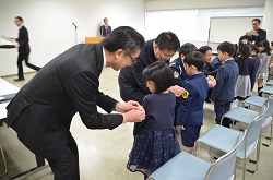 黄色いワッペン贈呈の様子