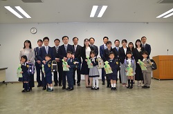 贈呈式の記念撮影