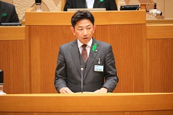 写真:就任あいさつを述べる上野市長