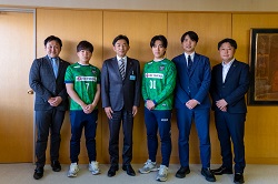 写真:表敬訪問の様子(1)