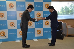 写真：寄附受納に伴う感謝状贈呈(1)