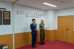 写真:自衛隊との協定書調印式の様子