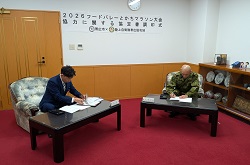 写真:自衛隊との協定書調印式の様子