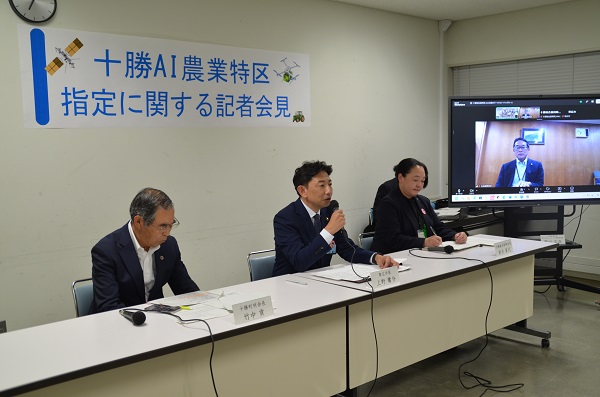 写真：記者会見の様子